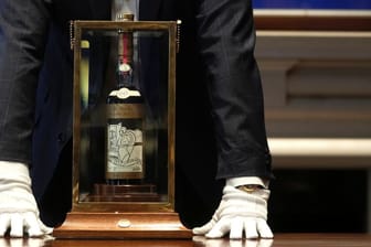Eine Flasche "Macallan Adami 1926 Whisky" (Archivbild): Der schottische Whisky hat bei einer Auktion in London einen Weltrekordpreis erzielt.