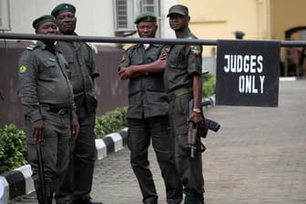 Gefängniswärter in Nigeria (Archivbild): In dem Land warten verhaftete Personen teils bis zu einem Jahr auf einen Gerichtsprozess.