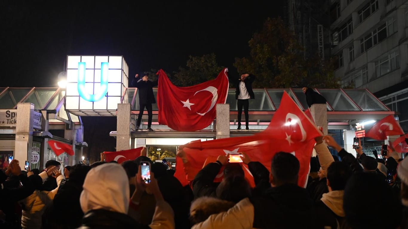 Türkische Fußballfans feiern am Zoologischen Garten in Berlin: Der Jubel dauerte bis tief in die Nacht.