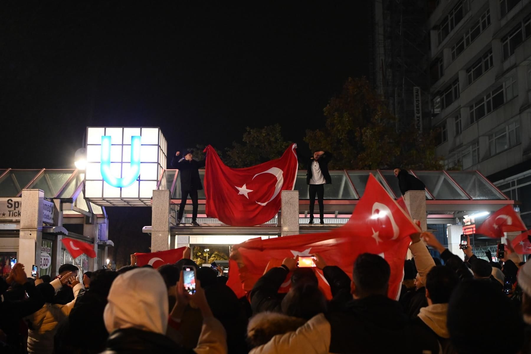 Türkische Fußballfans feiern am Zoologischen Garten in Berlin: Der Jubel dauerte bis tief in die Nacht.