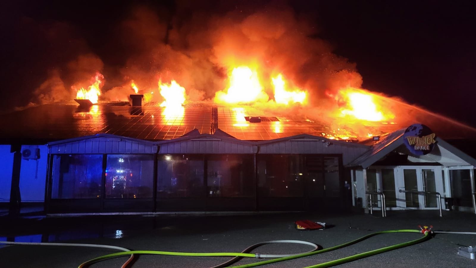 Flammen im "Twister-Dance" in Sande: Die Löschversuche der Retter waren nicht erfolgreich. Flammen im "Twister-Dance" in Sande: Die Löschversuche der Retter waren nicht erfolgreich.