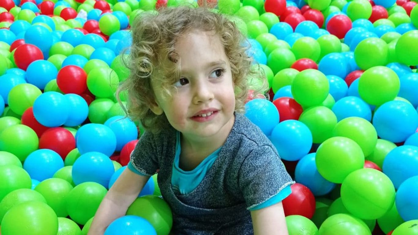 Die dreijährige Yahel: Ihr Spitzname ist Yola. Ihre Hobbys? Singen, tanzen und Trampolin springen.