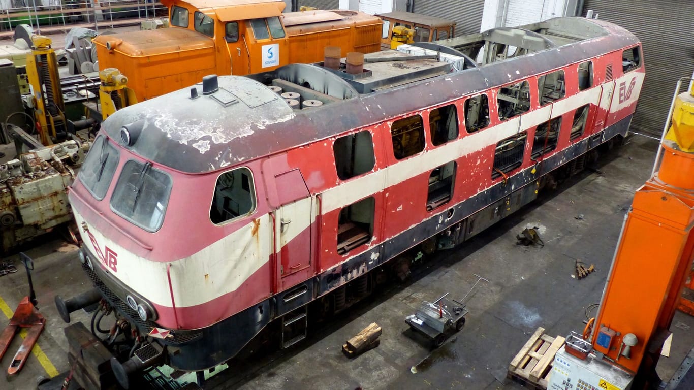 Eine Diesellokomotive der DB-Baureihe V 169 aus dem Jahr 1965 steht in einer Werkstatt und wird restauriert. Das Foto stammt aus dem Jahr 2021. 2022 brach Sandkuhl zu seiner ersten Fahrt auf.
