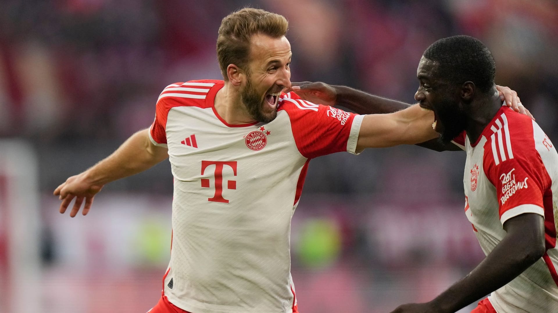 Harry Kane (l.) und Dayot Upamecano: Die Bayern sind aktuell Tabellenerster.