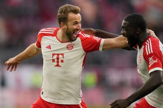 Harry Kane (l.) und Dayot Upamecano: Die Bayern sind aktuell Tabellenerster.
