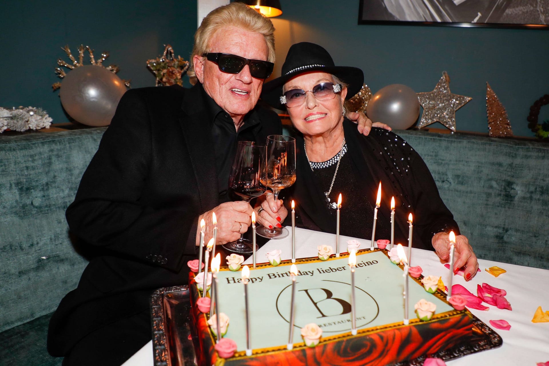 Mit Gästen und Kuchen stoßen Heino und Hannelore 2021 auf den 83. Geburtstag des Sängers an.