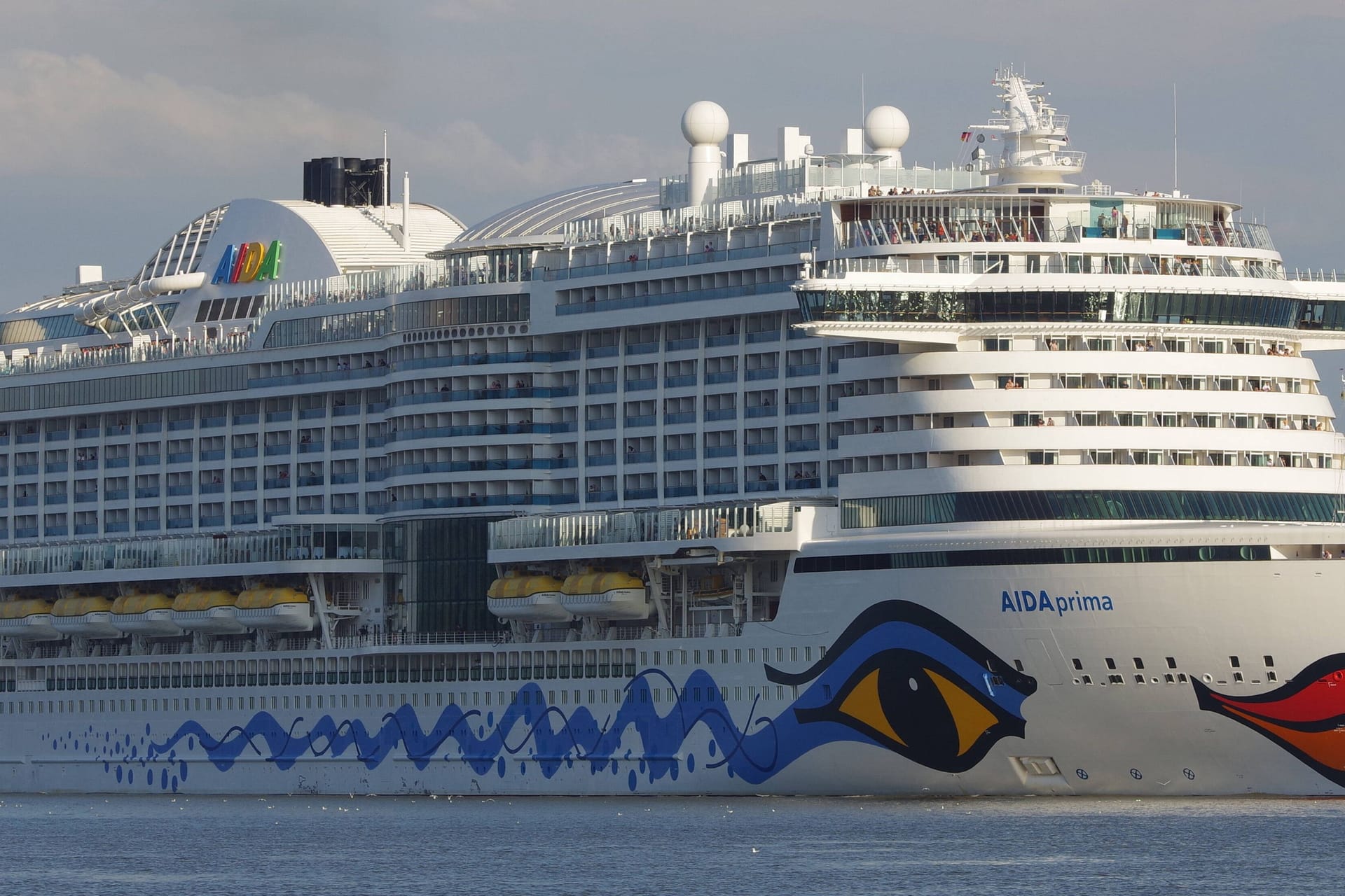 Die "AidaPrima" in Hamburg (Archivfoto): Das Schiff meidet den Hafen von Rotterdam.