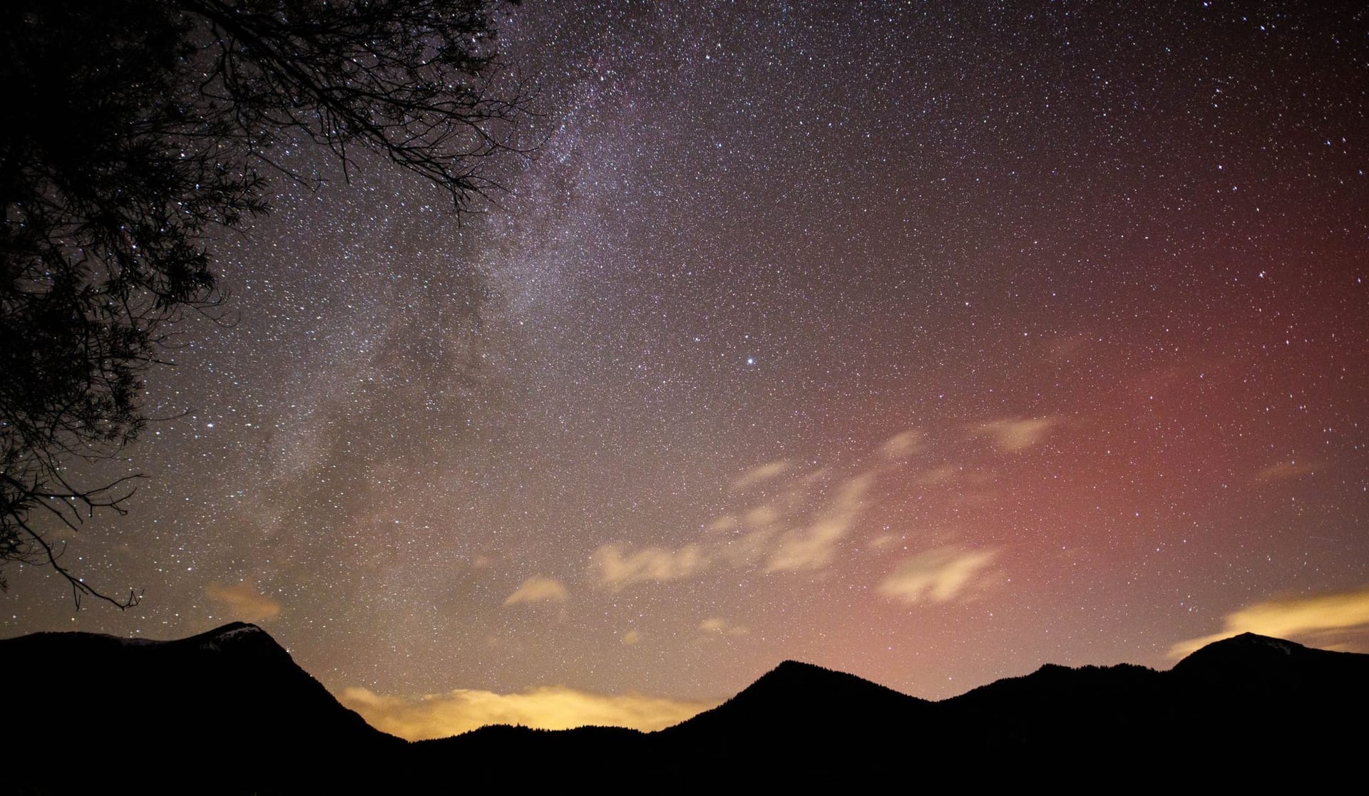 Polarlichter schimmern am bayrischen Sternenhimmel über dem Walchensee. Am Samstag war das Himmelsphänomen bis in den Süden zu sehen.