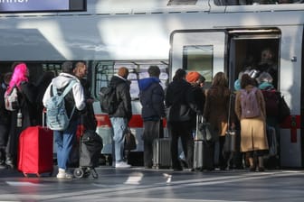 Impressionen von Berlin Hauptbahnhof während des Streiks: Zahlreiche Bahnfahrende nutzen die wenigen Verbindungen.