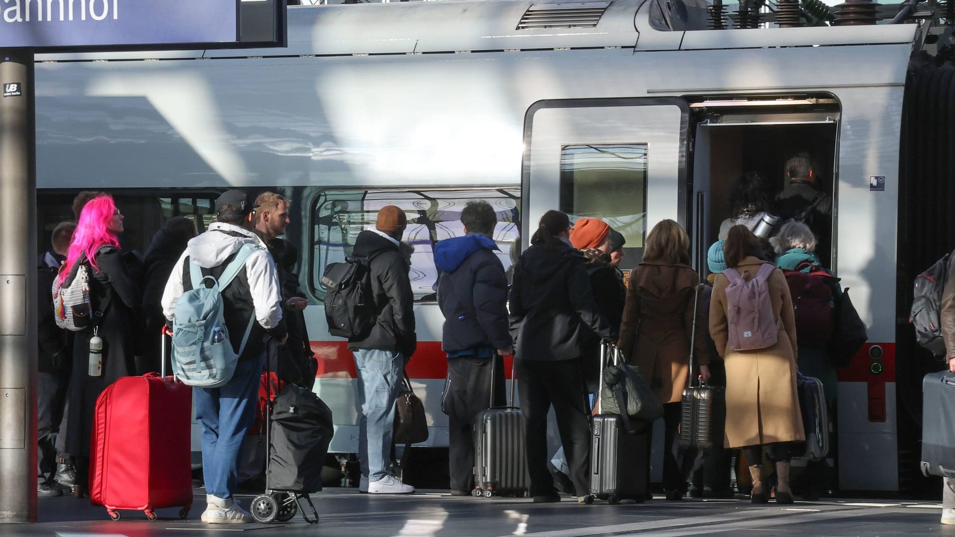 Impressionen von Berlin Hauptbahnhof während des Streiks: Zahlreiche Bahnfahrende nutzen die wenigen Verbindungen.