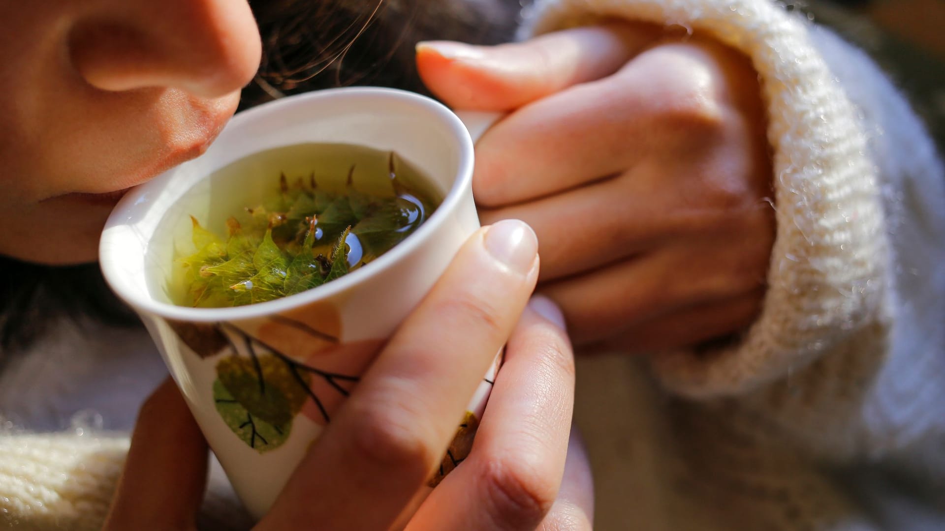 Kräutertee ist eine natürliche Verdauungshilfe. Gut geeignet sind Kamille, Kümmel, Fenchel, Salbei, Pfefferminze und Anis.