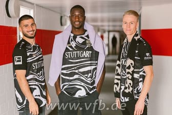 Präsentieren das VfB-Sondertrikot: (v.l.) Deniz Undav, Serhou Guirassy und Chris Führich.