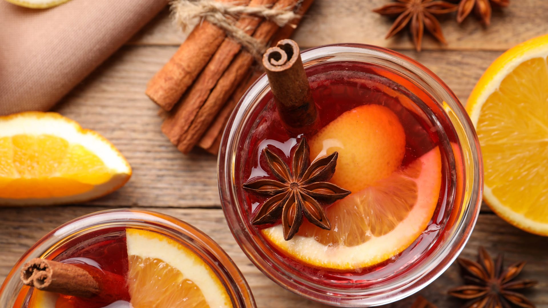 Hot Mulled Gin: Dekoriert mit Zimt und Sternanis, sieht das Getränk sehr weihnachtlich aus.