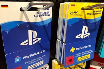Gutscheinkarten für den Playstation-Store (Symbolbild): Laut einer Klage sind die Preise für Spiele und Zusatzinhalte ungerechtfertigt.