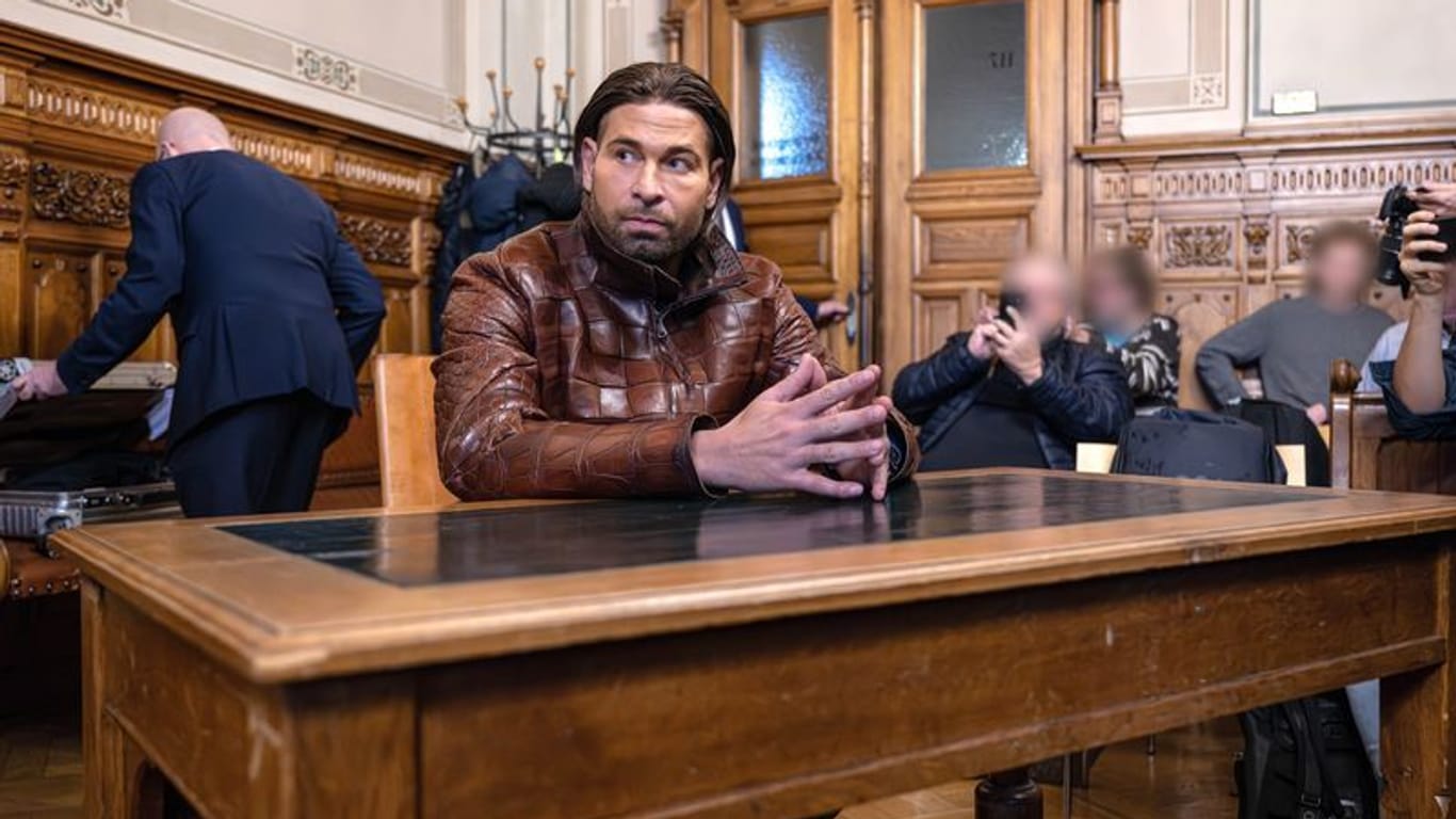 Tim Wiese sitzt im Gerichtssaal vom Landgericht Bremen: Er will gegen das gegen ihn verhängte Stadionverbot vorgehen.