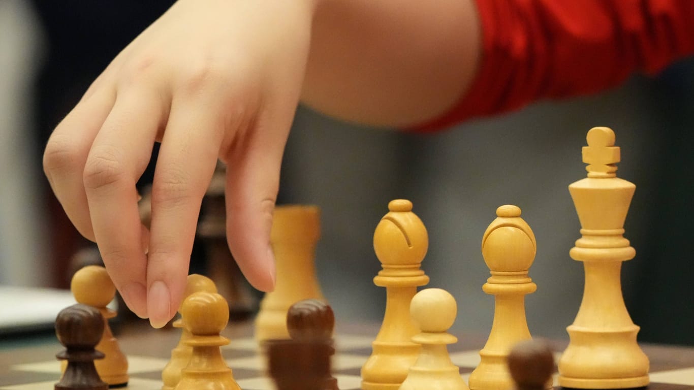 Schachspiel (Symbolbild): Bei einem Turnier in Lindau wurde ein Kind offenbar von einem Erwachsenen angegriffen.