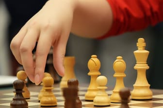 Schachspiel (Symbolbild): Bei einem Turnier in Lindau wurde ein Kind offenbar von einem Erwachsenen angegriffen.