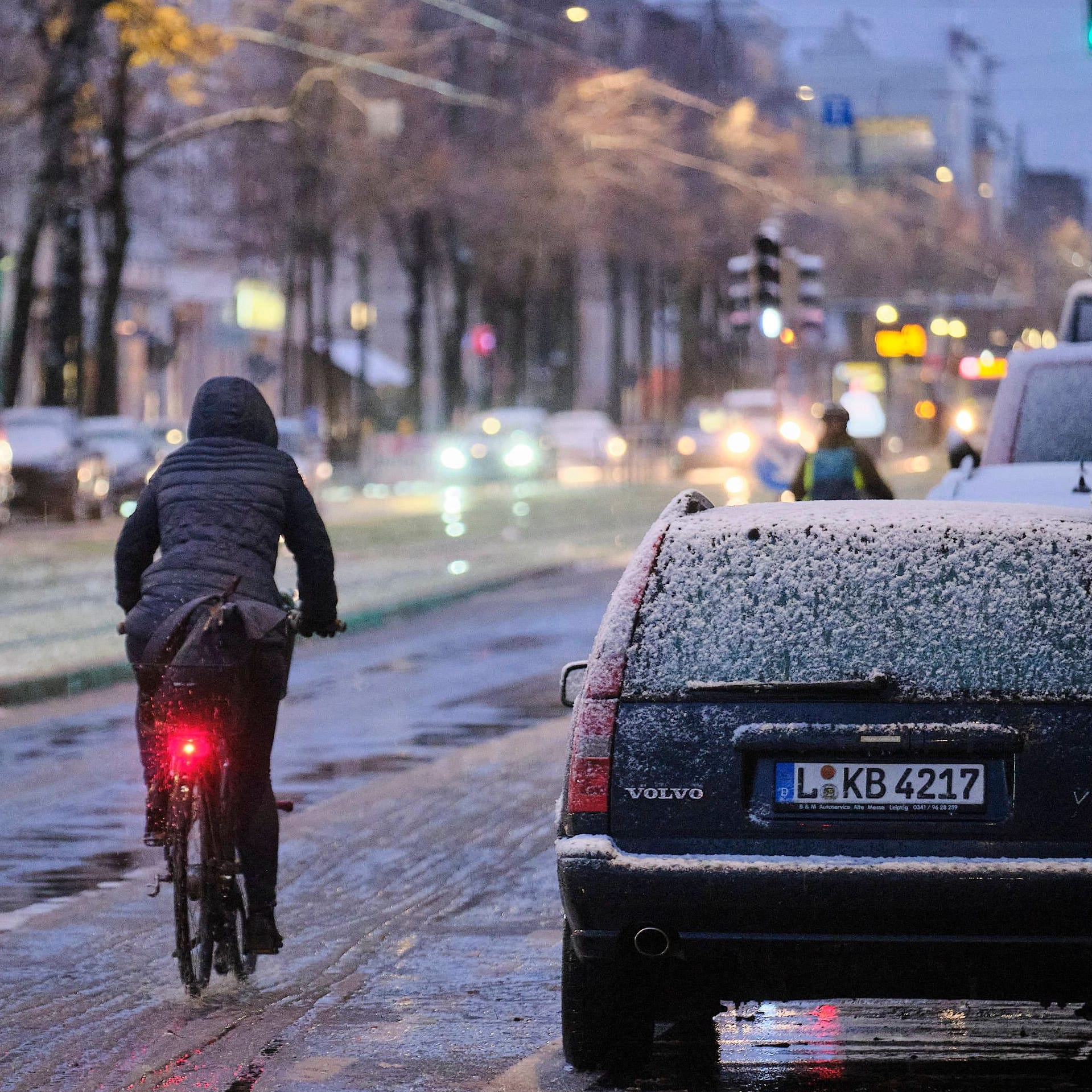 Eine Fahrradfahrerin ist bei Schneeregen unterwegs (Symbolbild): Auch in den kommenden Tagen kann es in vielen Teilen Deutschlands zu Schneeregen kommen.