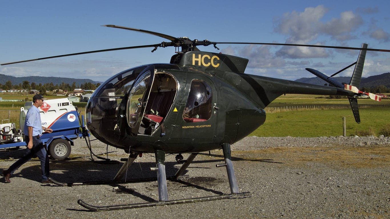 Ein Hughes 369 (Symbolbild): So ein Hubschrauber ging beim jährlich vorgeschriebenen Checkflug zu Bruch.