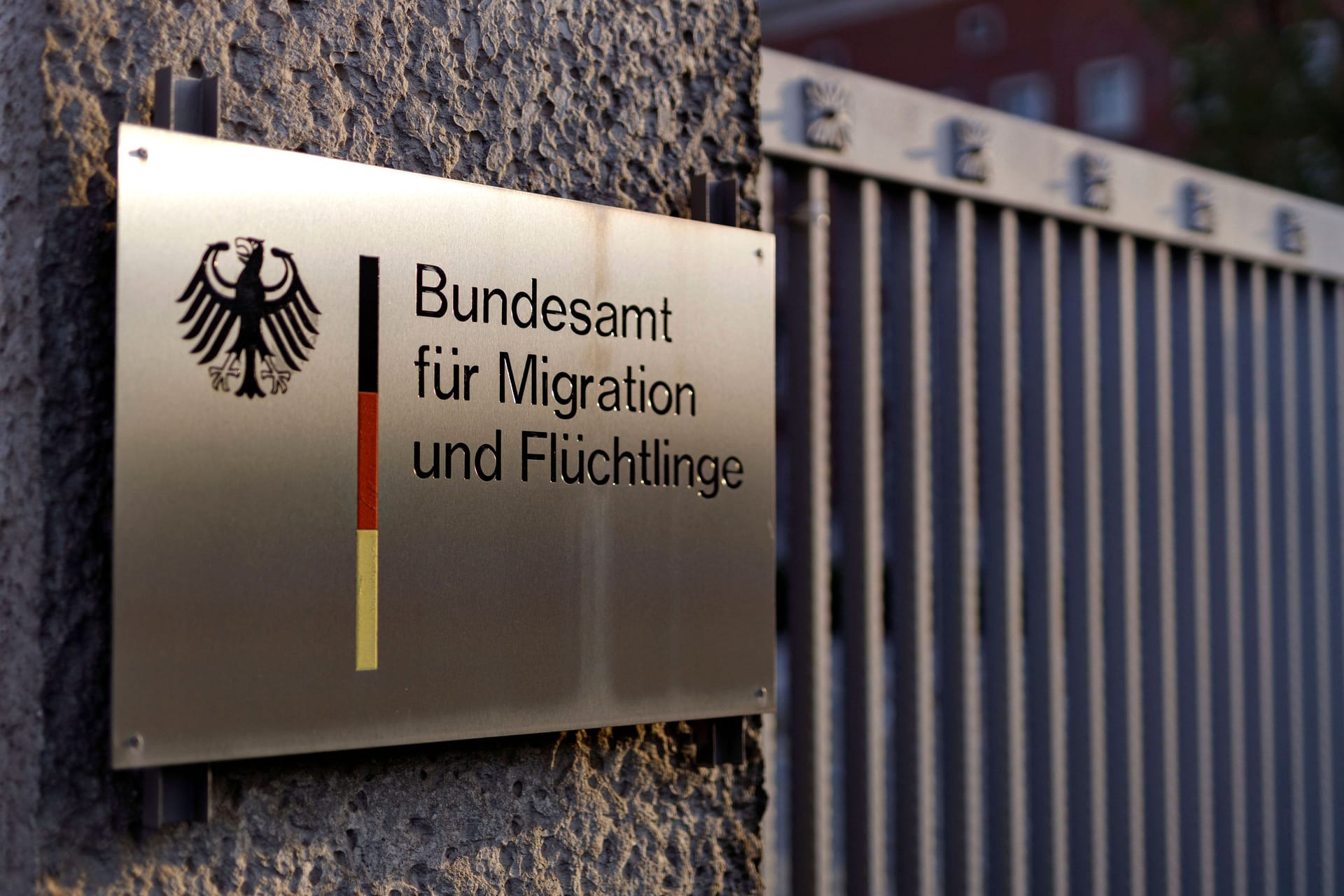 Das Bundesamt für Migration und Flüchtlinge: In Zukunft will die Behörde bestimmte Hintergrundchecks nur noch "einzelfallbasiert" durchführen.