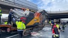 Ein Bagger kippte an der Schweinauer Autobahnbrücke auf die Straße und sorgt für kilometerlangen Stau.