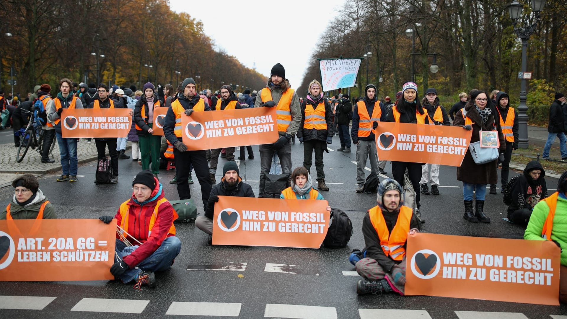 Klimaaktivisten der "Letzten Generation" auf der Straße des 17. Juni: Es ist der zweite Massenprotest innerhalb von vier Wochen.