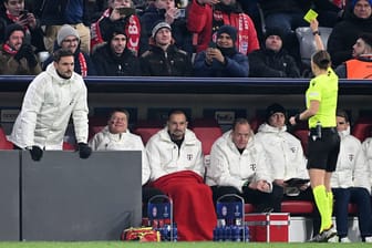 Sven Ulreich (l.): Der Ersatzmann des FC Bayern hatte einen kleinen Disput mit der Schiedsrichterin.