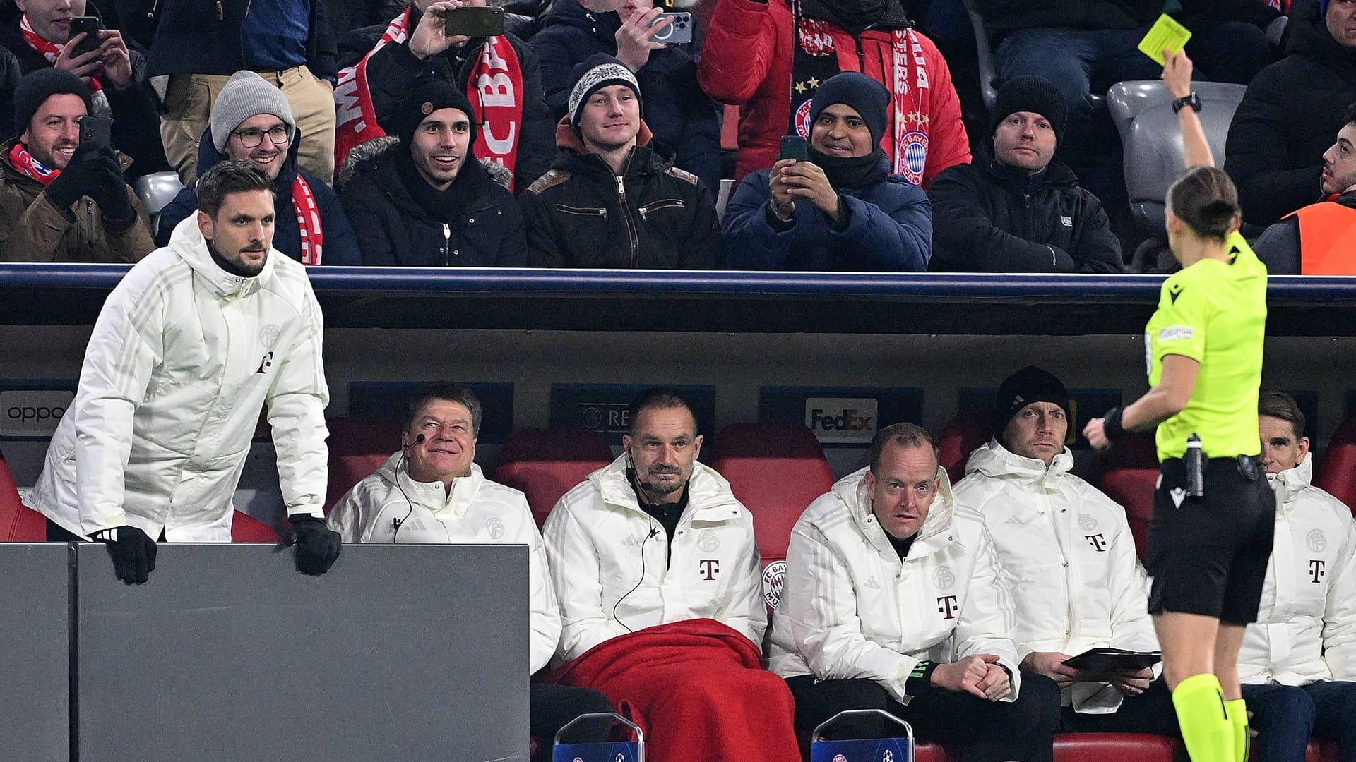 Sven Ulreich (l.): Der Ersatzmann des FC Bayern hatte einen kleinen Disput mit der Schiedsrichterin.