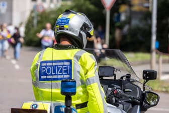 Ein Polizist auf einem Motorrad (Archivbild): In Berlin kam es am Wochenende zu einem schweren Unfall zwischen zwei Polizisten.