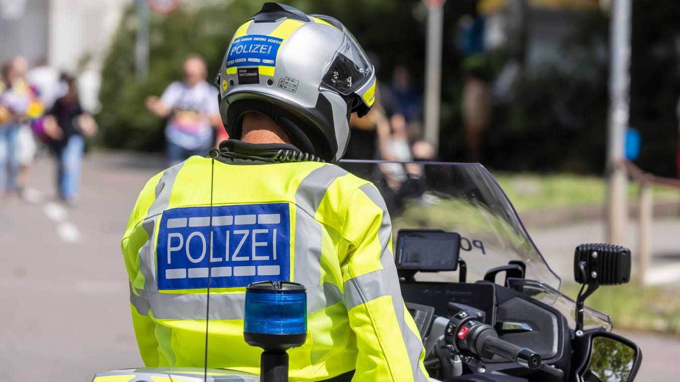 Ein Polizist auf einem Motorrad (Archivbild): In Berlin kam es am Wochenende zu einem schweren Unfall zwischen zwei Polizisten.