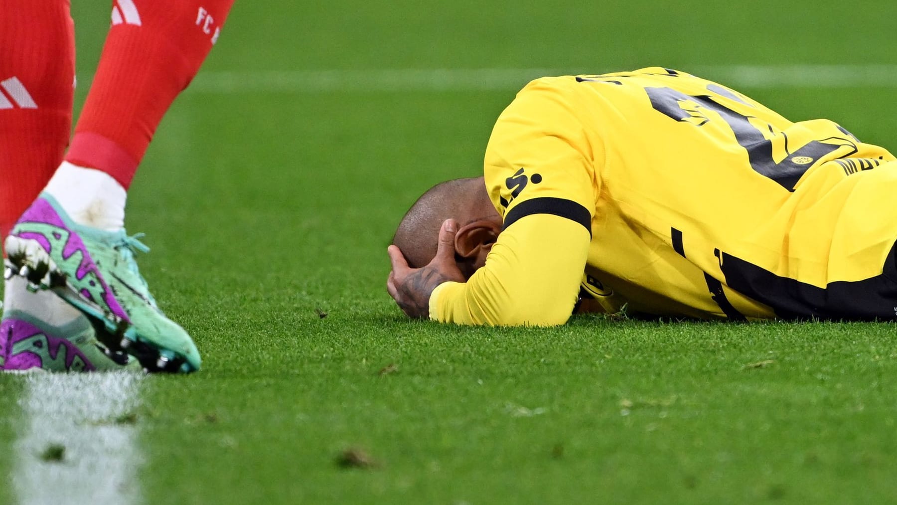 Achtung Nichts Für Schwache Nerven Vor Bundesliga Abschied Stürmer Star Zeigt Horror Tattoo - xvxza19