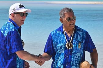 Australiens Premier Anthony Albanese (l.) und Kausea Natano, Premierminister von Tuvalu (Archivbild): Australien hat erstmals eine Aufnahme von Klimaflüchtlingen zugesagt.