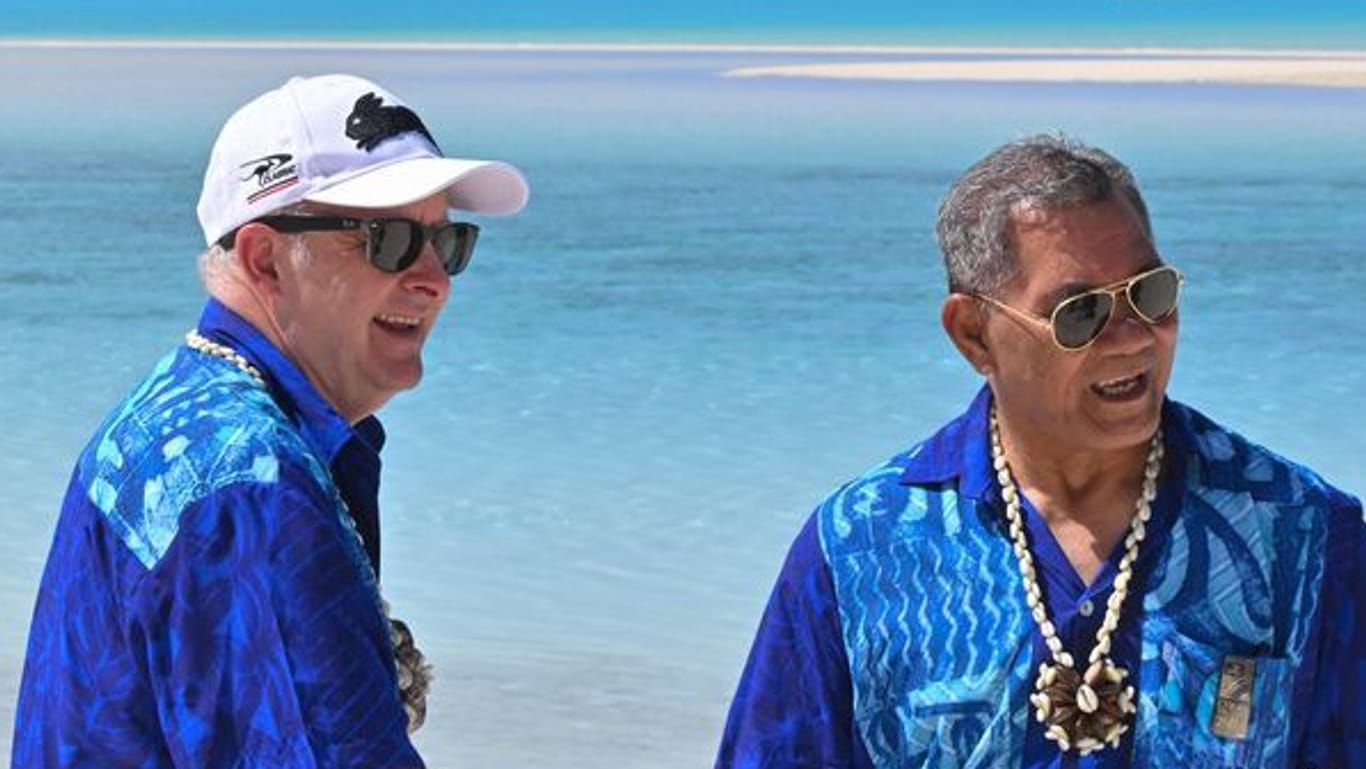 Australiens Premier Anthony Albanese (l.) und Kausea Natano, Premierminister von Tuvalu (Archivbild): Australien hat erstmals eine Aufnahme von Klimaflüchtlingen zugesagt.