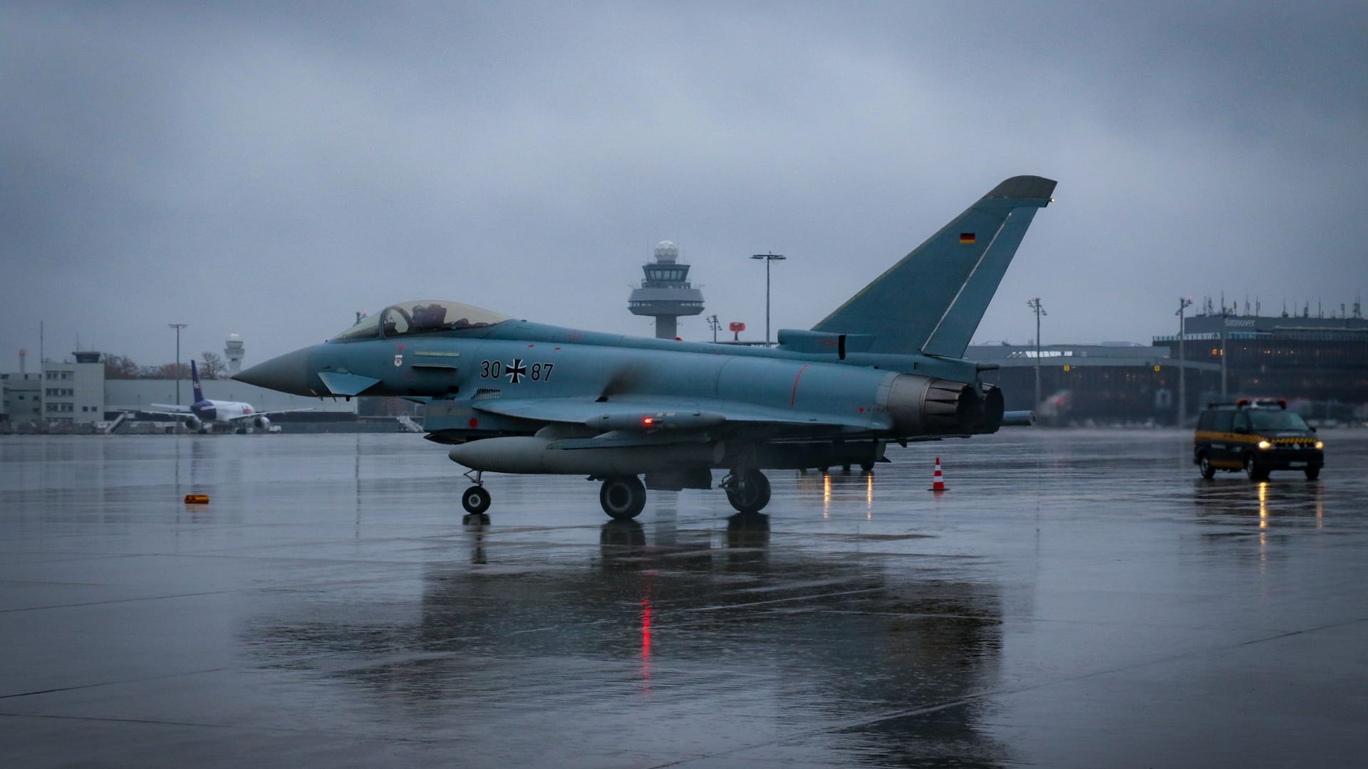 Hannover Shield 2023: Ein Kampfjet auf dem Flughafen Hannover.