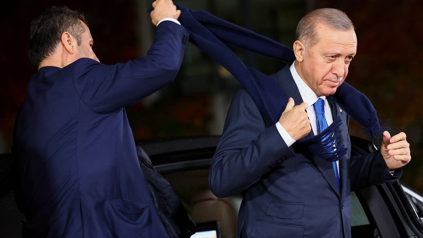 Erdoğan kommt nach seinem Treffen mit Bundespräsident Steinmeier am Kanzleramt an.