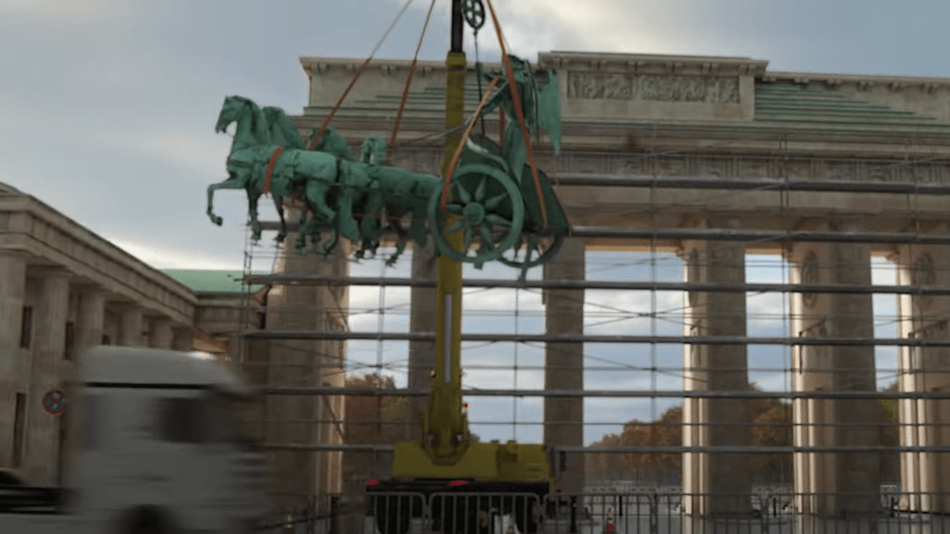 Per Kran wird die Quadriga vom Brandenburger Tor gehoben (Screenshot): Mit ein paar Hollywood-Tricks bewirbt Sony seinen neuesten Blockbuster.