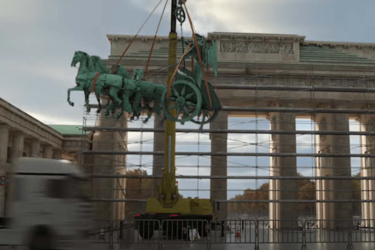 Per Kran wird die Quadriga vom Brandenburger Tor gehoben (Screenshot): Mit ein paar Hollywood-Tricks bewirbt Sony seinen neuesten Blockbuster.