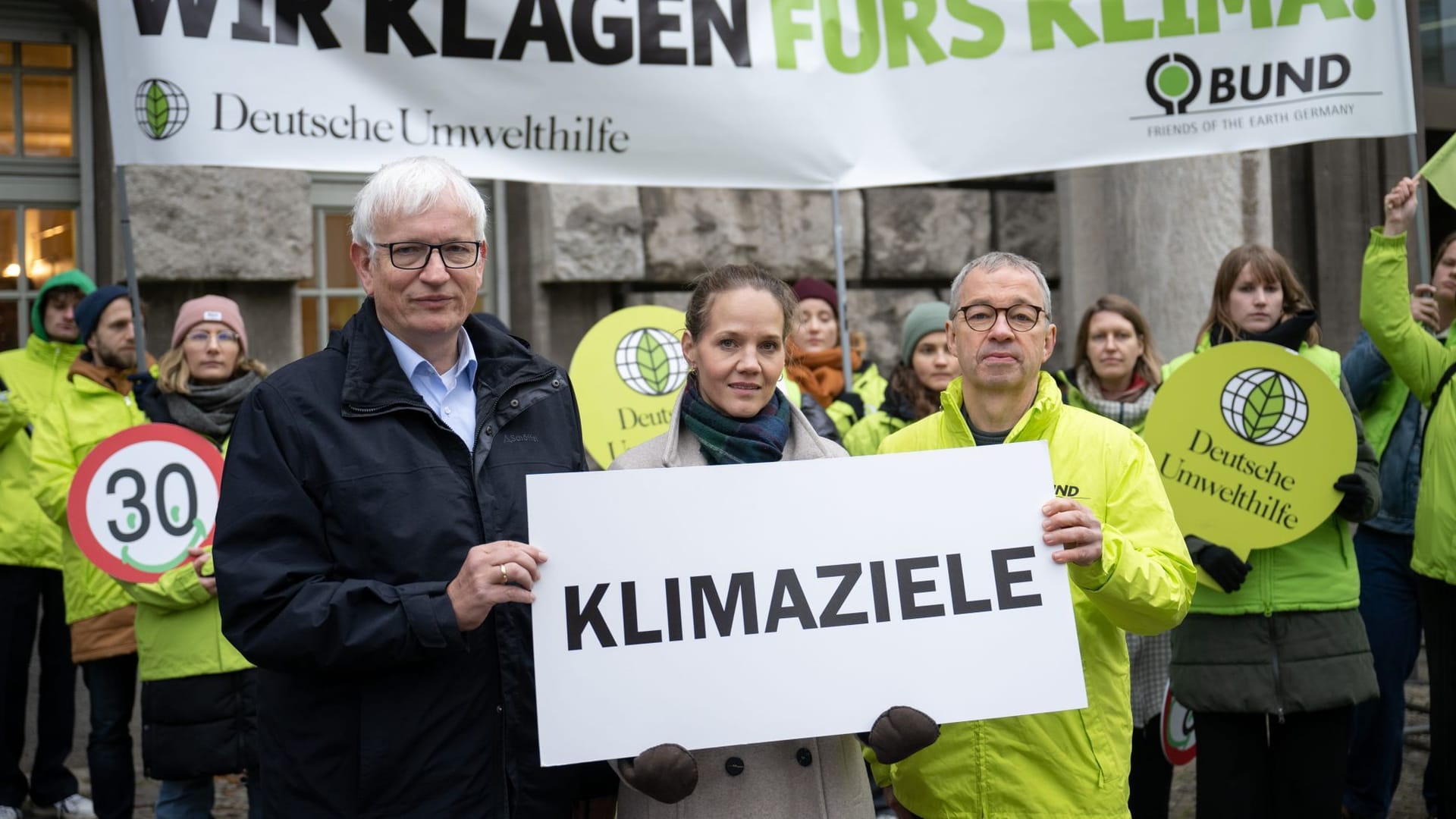 Jürgen Resch (l-r), Chef der Deutschen Umwelthilfe, Rechtsanwältin Franziska Heß und BUND-Vorsitzender Olaf Bandt: Die Verbände hatten geklagt und Recht bekommen.