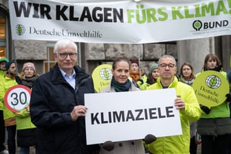 Jürgen Resch (l-r), Chef der Deutschen Umwelthilfe, Rechtsanwältin Franziska Heß und BUND-Vorsitzender Olaf Bandt: Die Verbände hatten geklagt und Recht bekommen.