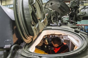 Ein Arbeiter in einer russischen Waffenfabrik: Der Wirtschaft in Russland fehlen Arbeitskräfte.