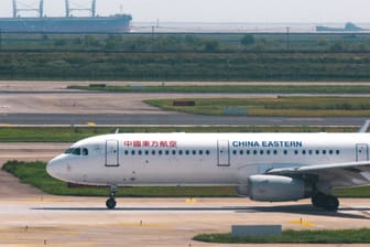 Flugzeug der China Eastern Airline (Archivbild): Den Gästen der Business-Class soll ein ungewöhnliches Gericht angeboten worden sein.