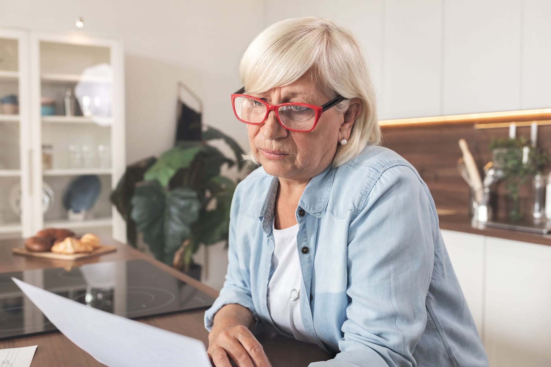 Rentnerin prüft ihre Finanzen (Symbolbild): Grundrente kann nur beziehen, wer bestimmte Voraussetzungen erfüllt.