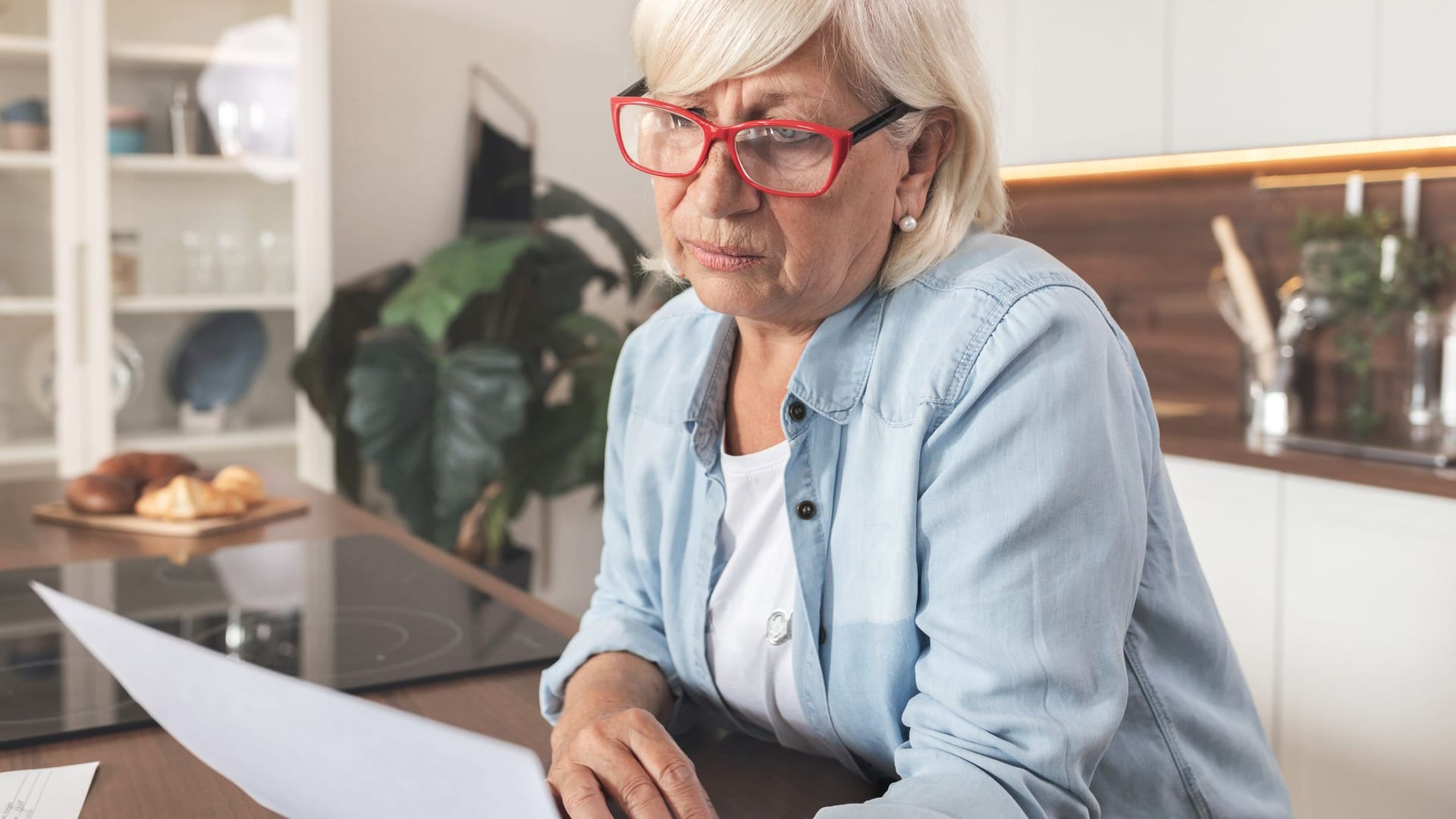 Rentnerin prüft ihre Finanzen (Symbolbild): Grundrente kann nur beziehen, wer bestimmte Voraussetzungen erfüllt.