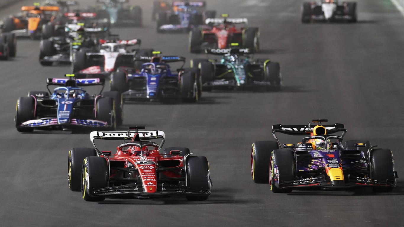 Szene beim Start in Las Vegas: Leclerc (li.) und Verstappen vorne.