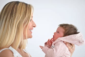 Mutter mit Säugling (Symbolfoto): Wie sehr prägt die Muttersprache Säuglinge bereits vor der Geburt?