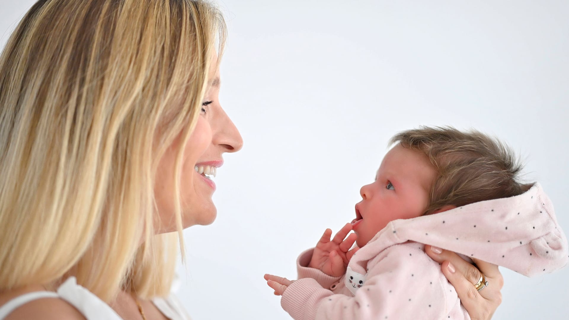 Mutter mit Säugling (Symbolfoto): Wie sehr prägt die Muttersprache Säuglinge bereits vor der Geburt?