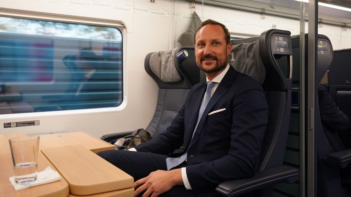 Hamburg: Der norwegische Kronprinz Haakon sitzt in der 1. Klasse im ICE 801 von Hamburg nach Berlin. Der norwegische Kronprinz ist zu einem viertägigen Besuch nach Deutschland gekommen.