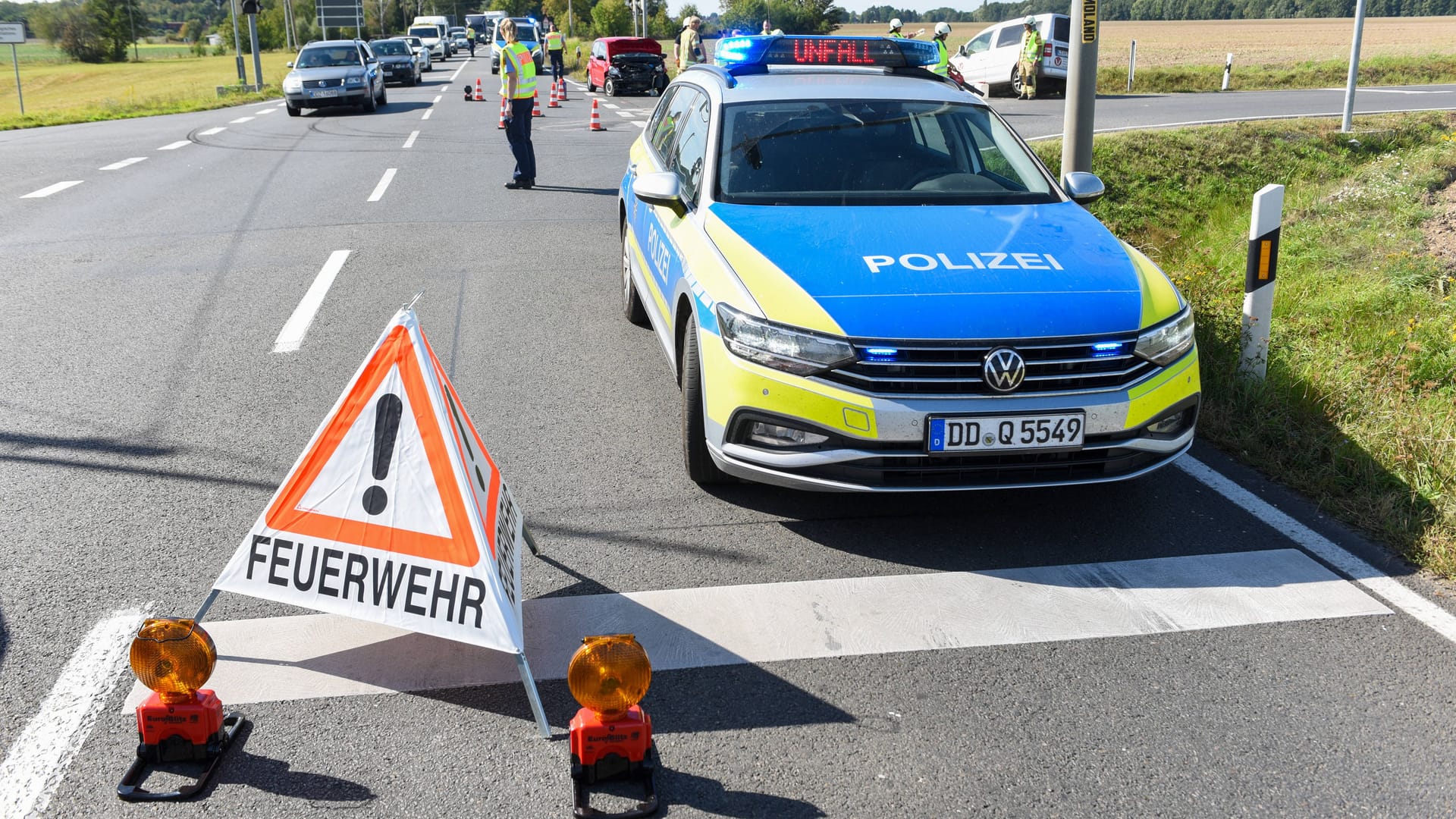 Sperrung einer Straße (Symbolfoto): Im Rhein-Kreis Neuss eskalierte ein Streit am Donnerstag völlig. Sperrung einer Straße (Symbolfoto): Im Rhein-Kreis Neuss eskalierte ein Streit am Donnerstag völlig.