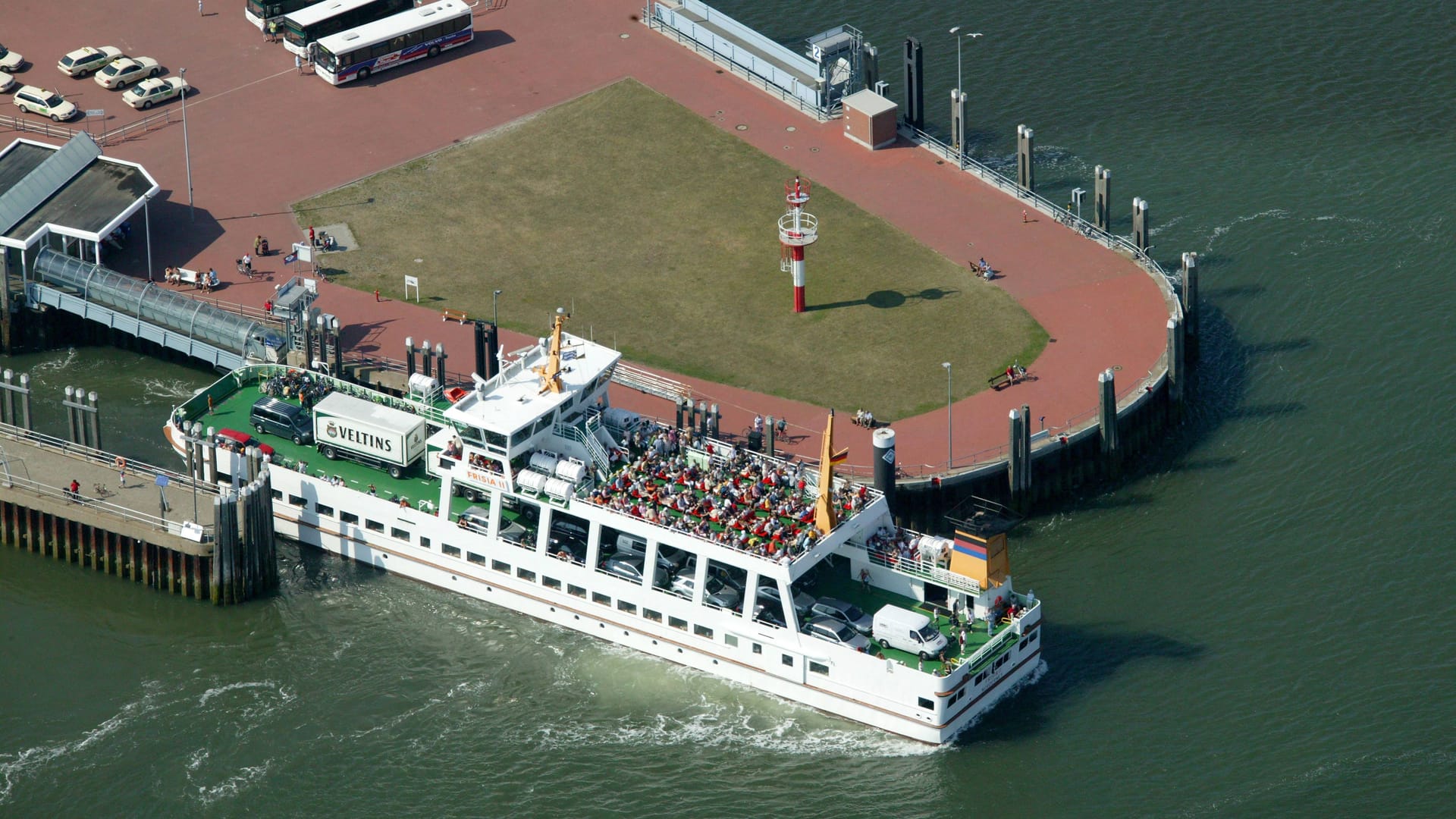 Eine Fähre macht am Hafen von Norderney fest (Archivfoto): Bislang steuert einzig das Unternehmen AG Reederei Norden-Frisia die Insel an.