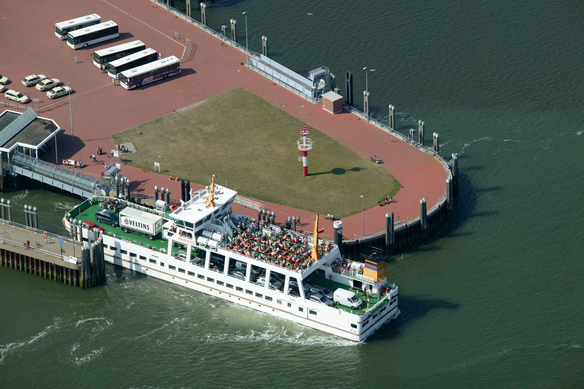 Eine Fähre macht am Hafen von Norderney fest (Archivfoto): Bislang steuert einzig das Unternehmen AG Reederei Norden-Frisia die Insel an.